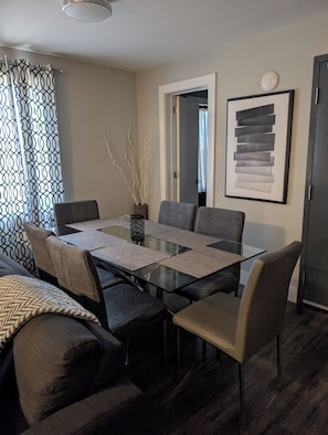 Dining - This condo is perfect for families, friend groups and couples. (Niagara Falls)