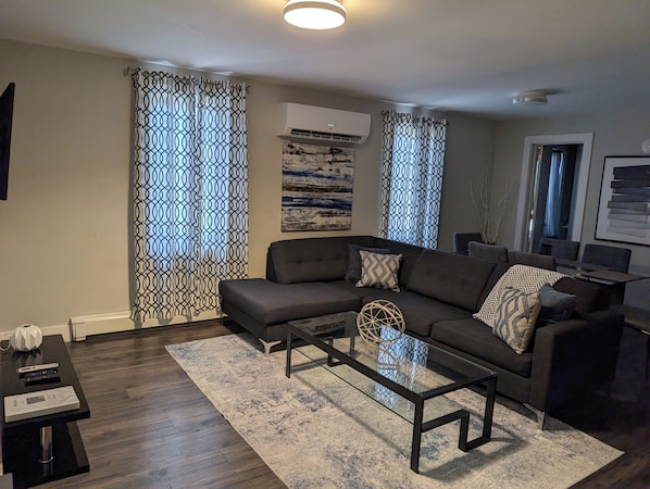 Living area - This condo is perfect for families, friend groups and couples. (Niagara Falls)