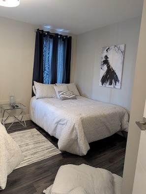 Room - This condo is perfect for families, friend groups and couples. (Niagara Falls)