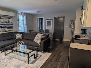 Living area - This condo is perfect for families, friend groups and couples. (Niagara Falls)