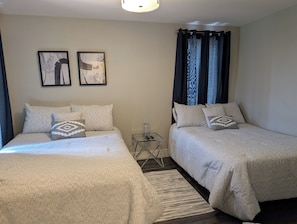 Room - This condo is perfect for families, friend groups and couples. (NIAGARA FALLS)