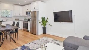 Eine moderne Wohnung mit Küche, Essbereich und Wohnzimmer.