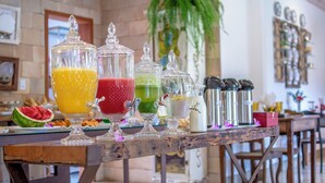 Una barra de desayuno con diferentes bebidas y una tajada de sandía.