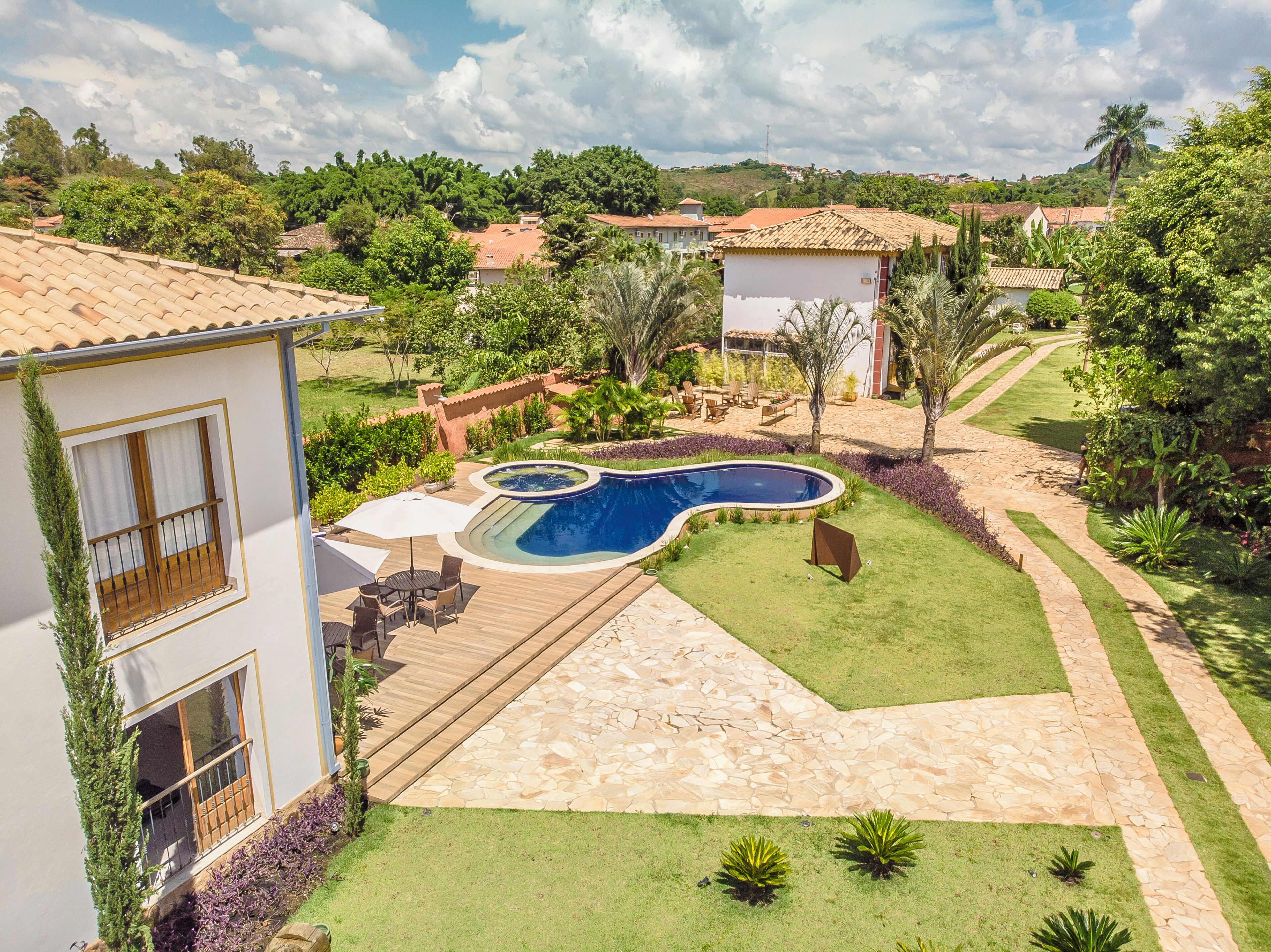 Una piscina al aire libre