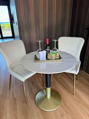 Suite, eingeschränkter Meerblick | Essbereich im Zimmer