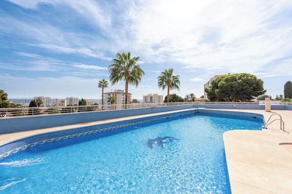 Una piscina al aire libre de temporada