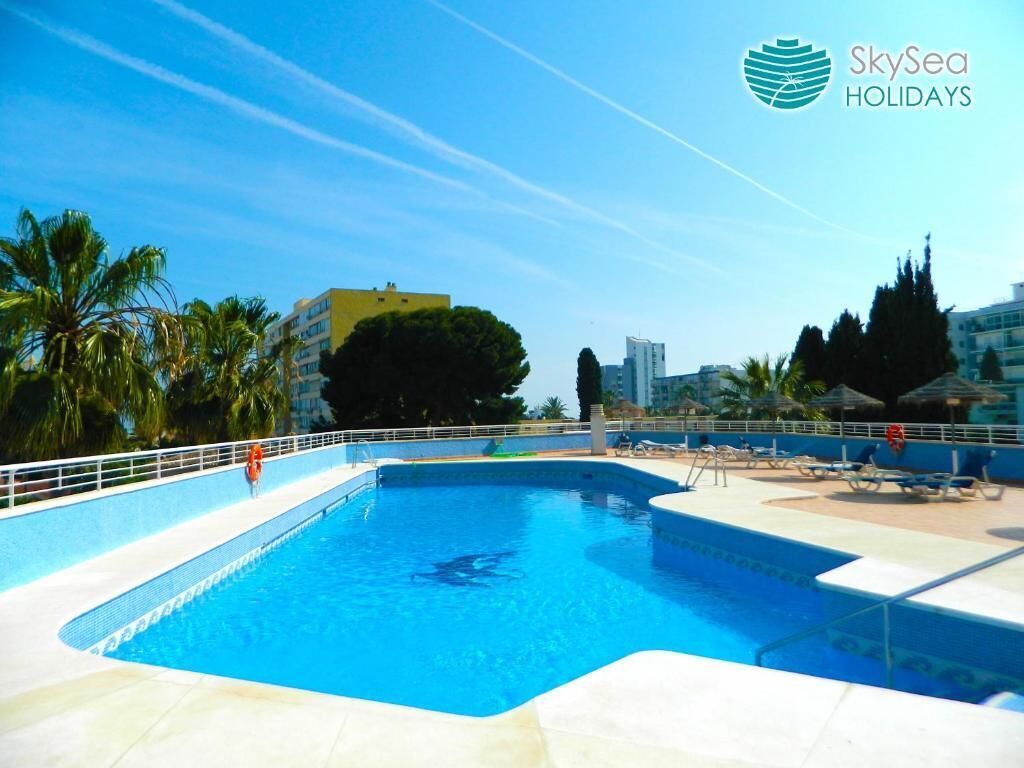 Una piscina al aire libre de temporada