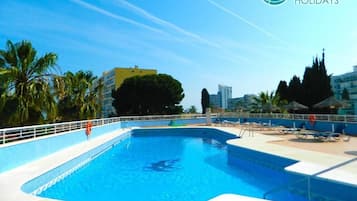 Una piscina al aire libre de temporada