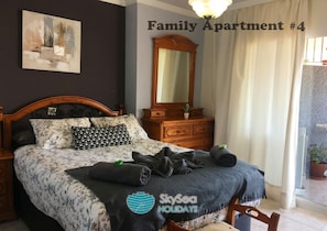 Apartamento familiar, 2 habitaciones, vistas a la piscina | Tabla de planchar con plancha y wifi gratis