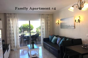 Apartamento família, 2 quartos, vista para a piscina | Área de estar