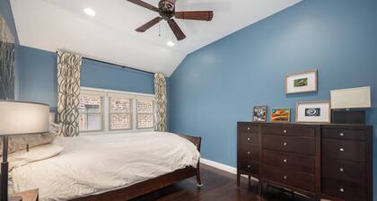 Beautiful, Spacious 3BR Ukrainian Village Home Room for Groups and Deck
