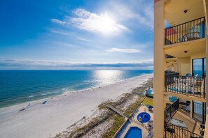 Ein Hotel direkt am Strand mit Pool, Zugang zum Strand und Meerblick.