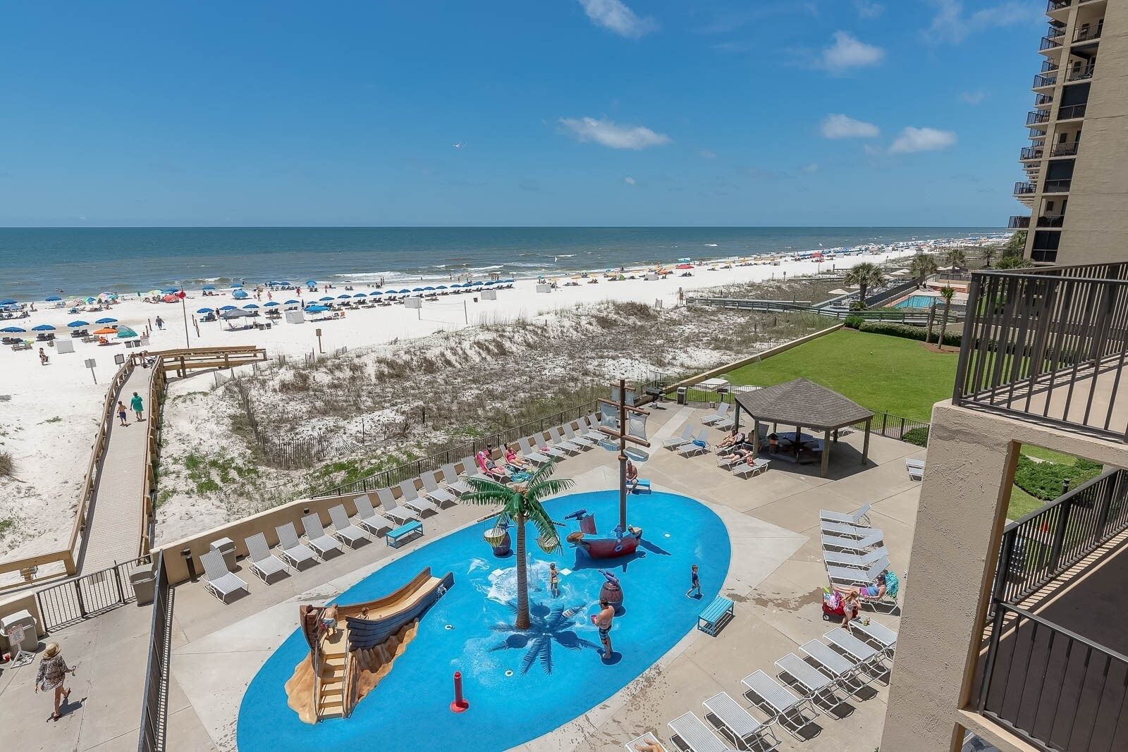 Ein Resort mit Poolbereich, Zugang zum Strand und Blick auf den Ozean.