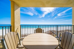Ein Balkon mit Blick auf Strand und Meer.