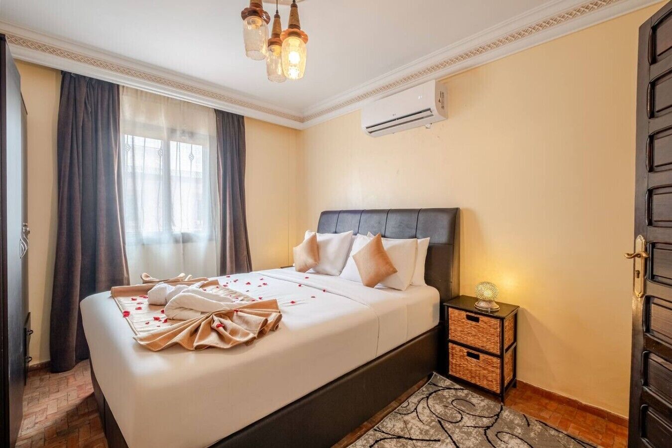 3 bedrooms, desk, iron/ironing board, travel crib