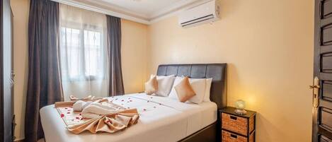 3 Schlafzimmer, Schreibtisch, Bügeleisen/Bügelbrett, Reisekinderbett