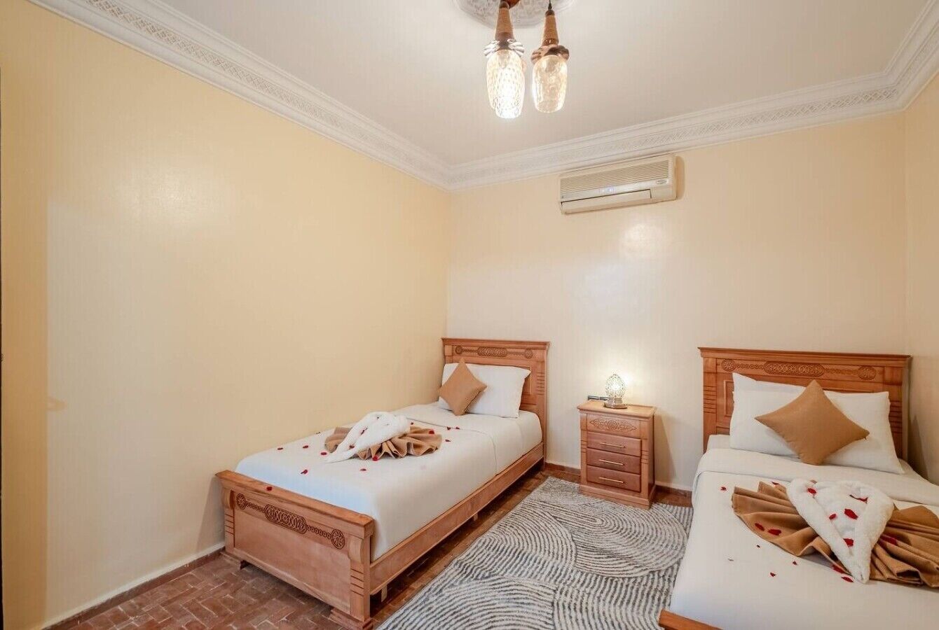 3 habitaciones, escritorio y tabla de planchar con plancha 