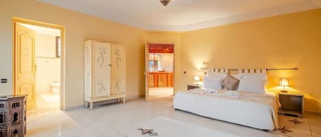 6 Schlafzimmer, Schreibtisch, Bügeleisen/Bügelbrett, Reisekinderbett