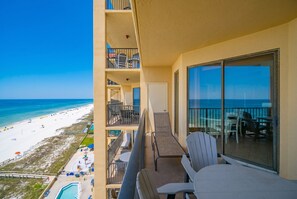 Un balcon avec vue sur la plage et l’océan.