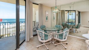 Un balcon avec vue sur la plage et l’océan.