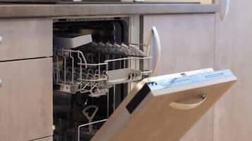 Cafetière-théière, réfrigérateur, un four, surface de cuisson