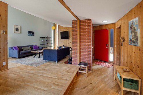 The Meadowlark - Midcentury Gem Minutes From Campus 3 Bedroom Home