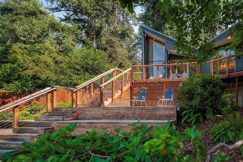 The Meadowlark - Midcentury Gem Minutes From Campus 3 Bedroom Home