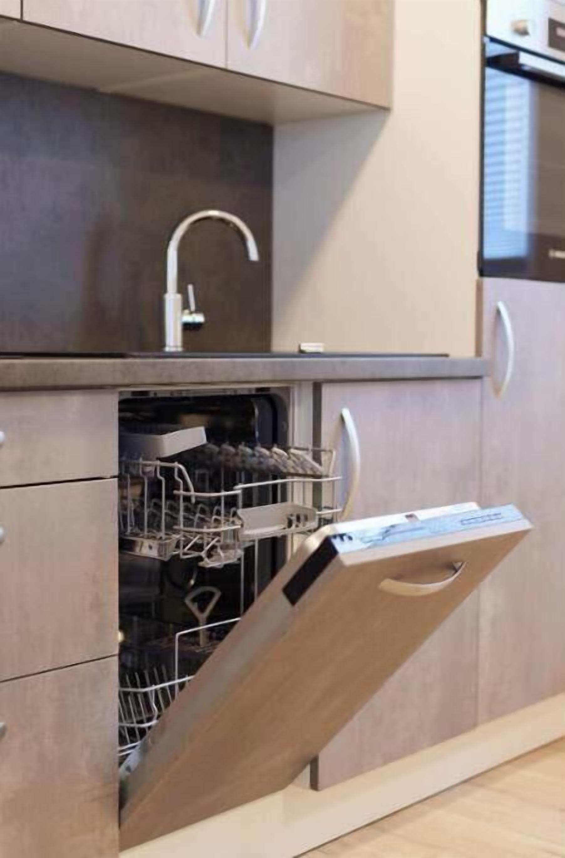 Cafetière-théière, réfrigérateur, un four, surface de cuisson