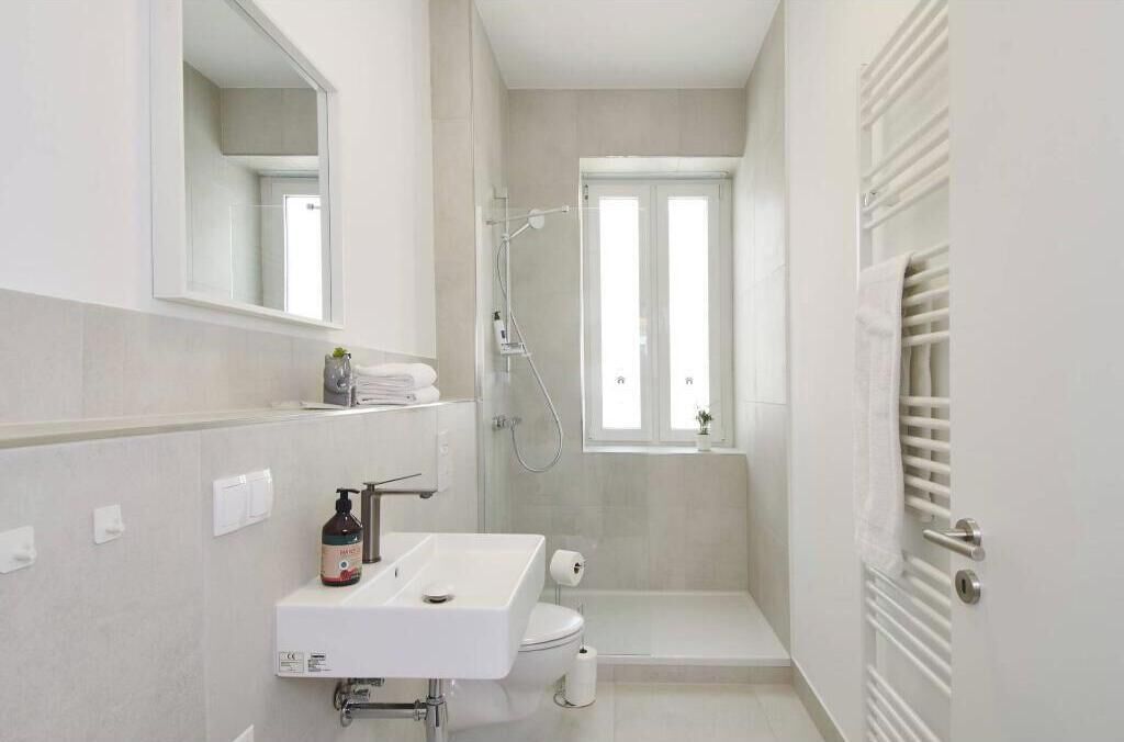 Een douche, een haardroger, handdoeken, zeep