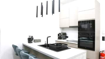 Coffee/tea maker, fridge, microwave, oven