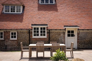 Outdoor dining - Ambersham House (Midhurst)