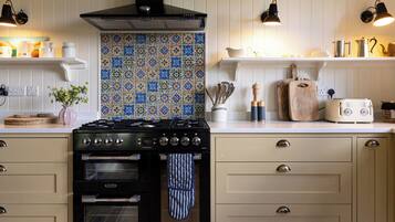 Dishwasher, cookware/dishes/utensils