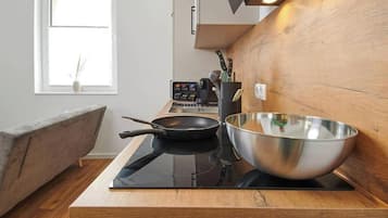 Cafetière-théière, réfrigérateur, surface de cuisson, lave-vaisselle