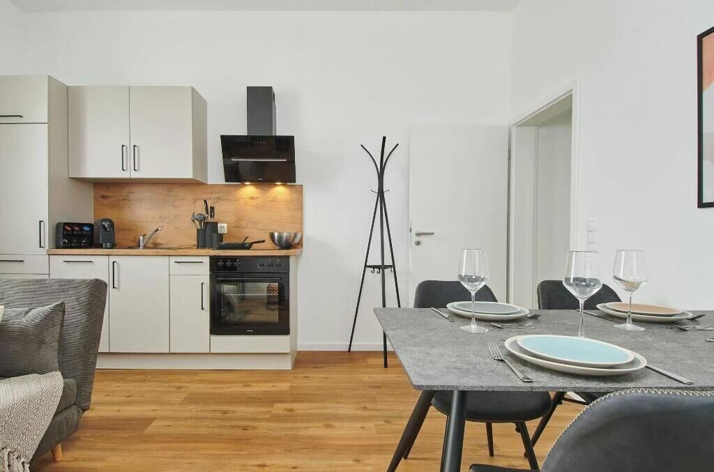 Wasserkocher mit Kaffee-/Teezubehör, Kühlschrank, Herdplatte