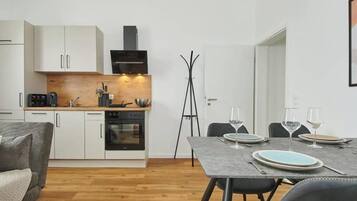Wasserkocher mit Kaffee-/Teezubehör, Kühlschrank, Herdplatte