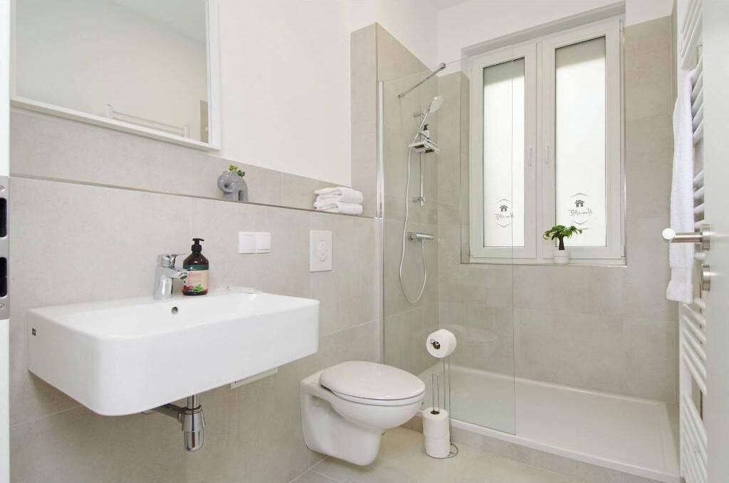 Dusche, Haartrockner, Handtücher, Seife