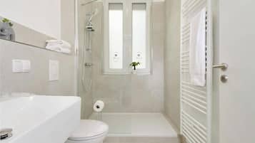 Dusche, Haartrockner, Handtücher, Seife