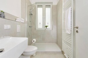 Dusche, Haartrockner, Handtücher, Seife