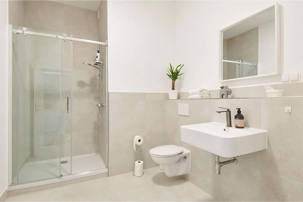Een douche, een haardroger, handdoeken, zeep