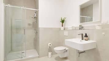 Een douche, een haardroger, handdoeken, zeep