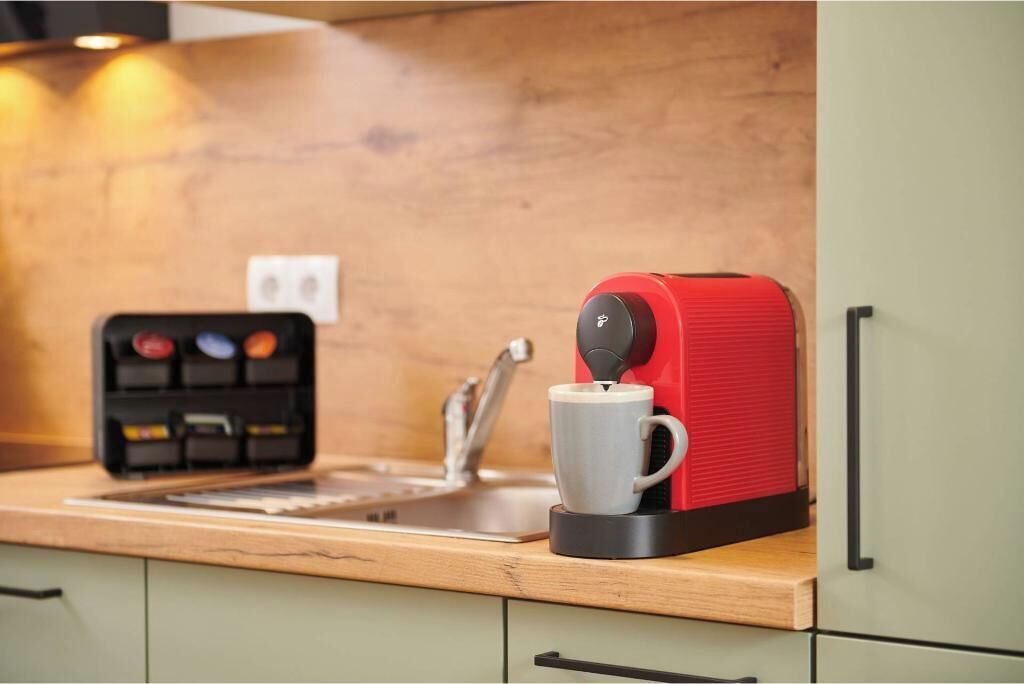 Cafetière/bouilloire, réfrigérateur, four, plaque de cuisson