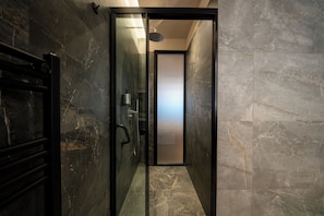 Shower, hair dryer, towels - Suite with City View, Lux Suites Athens (Athens)