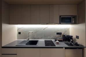 Wasserkocher mit Kaffee-/Teezubeh ör, Kühlschrank, Mikrowelle, Herdplatte