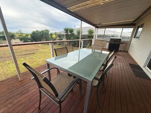 Outdoor dining - Short walk to Tavern and jetty! (Point Turton)