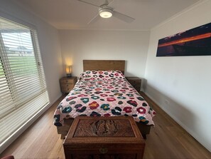 Room - Short walk to Tavern and jetty! (Point Turton)