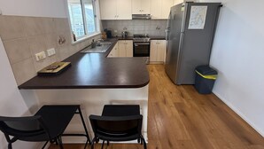 微波爐、多士爐、廚房用具/餐具/器皿、餐桌