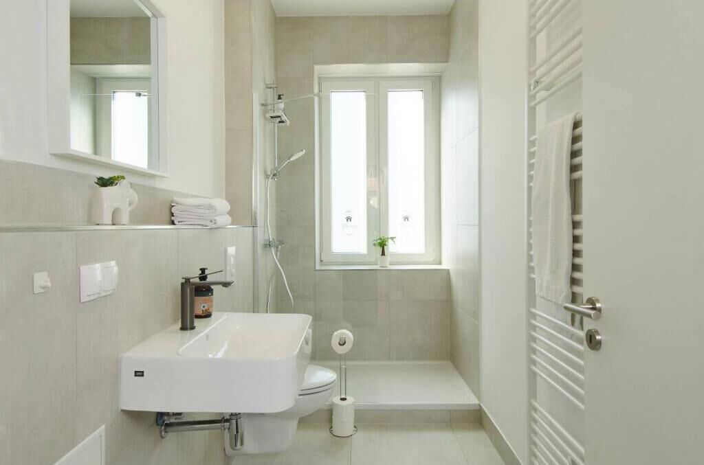 Dusche, Haartrockner, Handtücher, Seife