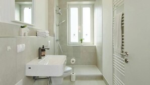 Douche, sèche-cheveux, serviettes fournies, savon