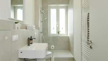 Dusche, Haartrockner, Handtücher, Seife