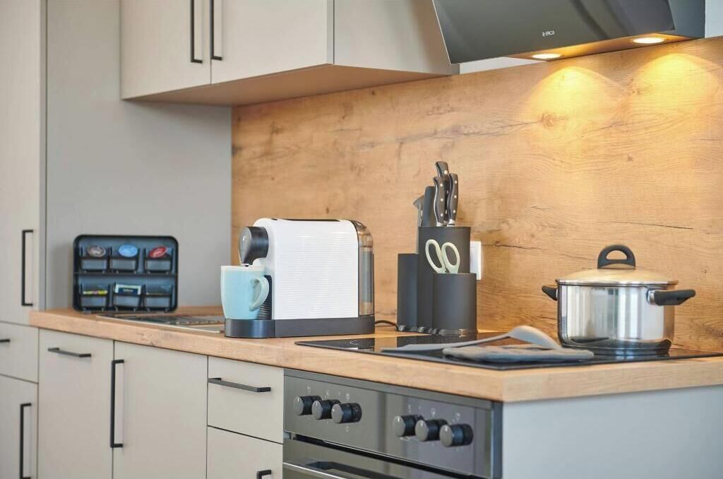 Cafetière/bouilloire, réfrigérateur, four, plaque de cuisson
